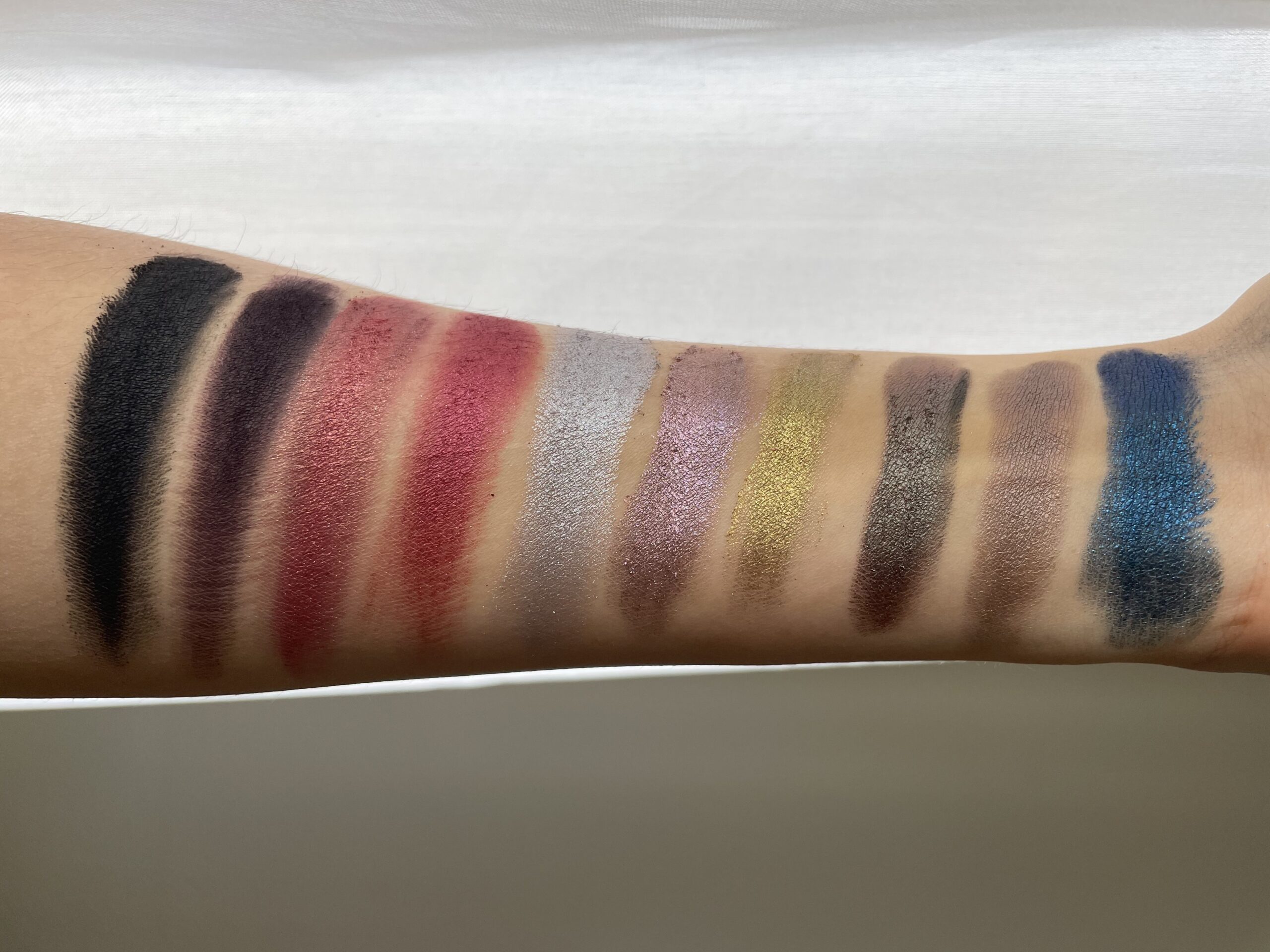 Lovinah eyeshadow palette swatches