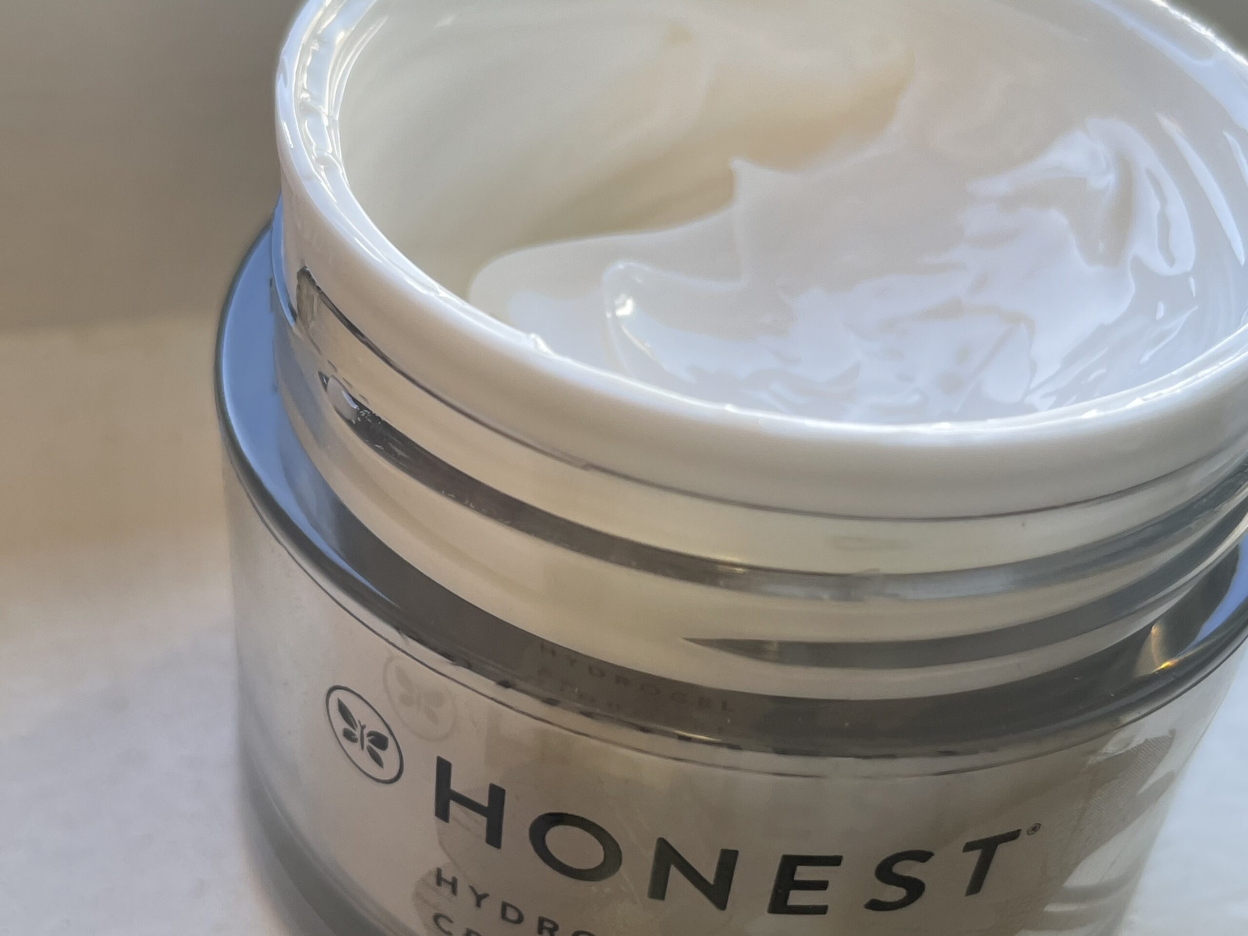 Honest beauty hydrogel cream