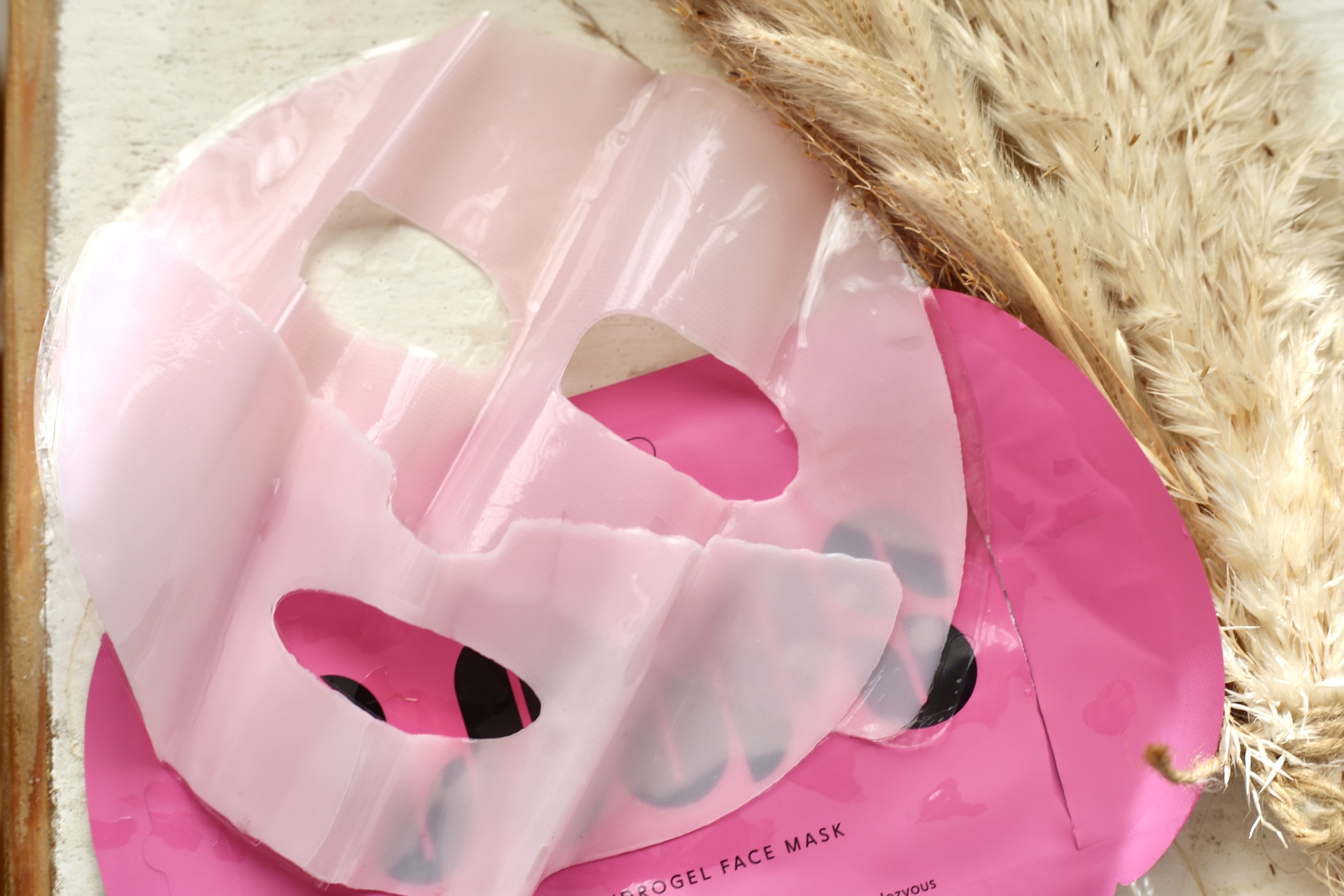 LOOPS hydrogel mask