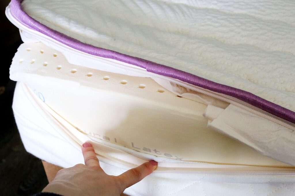 closeup of inner layers of Savvy Rest Simplicity Mattress